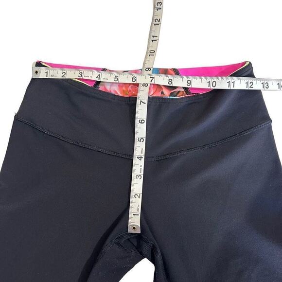 Lululemon Groove Crop Women's 4 Black Secret‎ Garden Activewear Yoga Gym - Picture 5 of 6